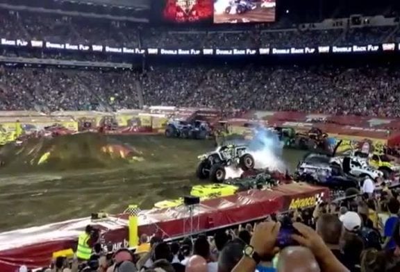 Monster Truck tente le double backflip