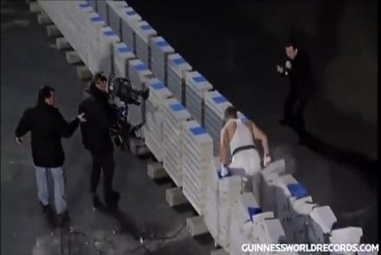 Record du monde du cassage de 1145 blocs de béton en 1 minute