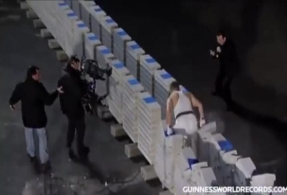 Record du monde du cassage de 1145 blocs de béton en 1 minute