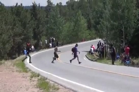 Piétons traversent la route lors d’une course de côte