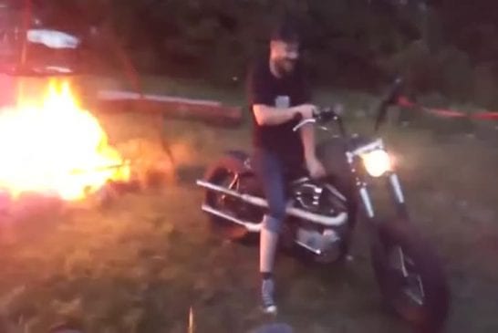 Alimenter un feu avec une moto