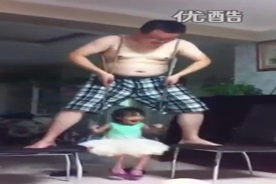 Père se transforme en balançoire