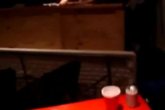 Grand-papa joue au bière-pong
