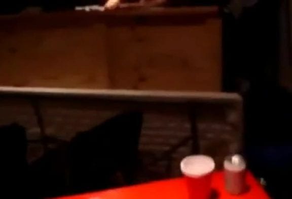 Grand-papa joue au bière-pong