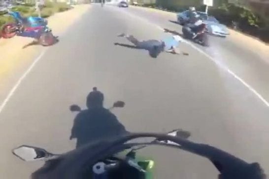 Motard idiot provoque un double accident