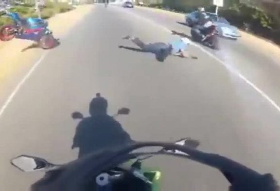 Motard idiot provoque un double accident