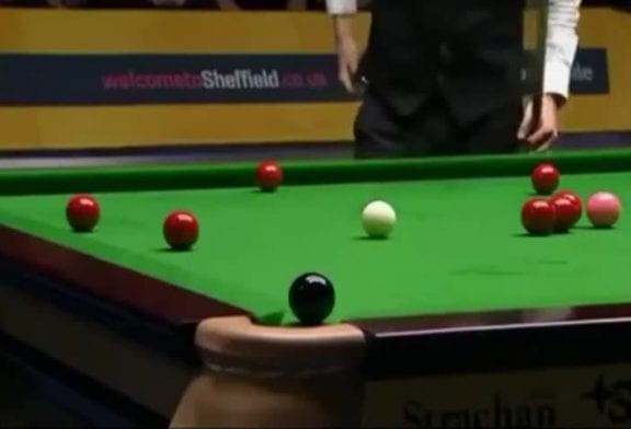 Moment de tension dans un match de snooker