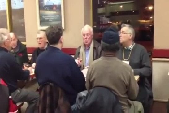 Chanter dans un café