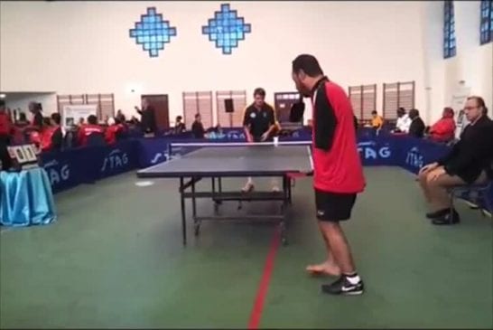 Joueur de ping-pong sans bras