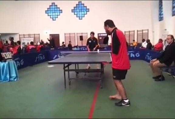 Joueur de ping-pong sans bras