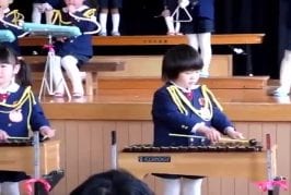 Enfant joue du xylophone