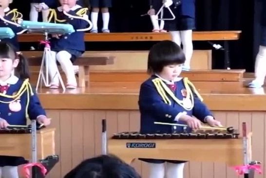 Enfant joue du xylophone