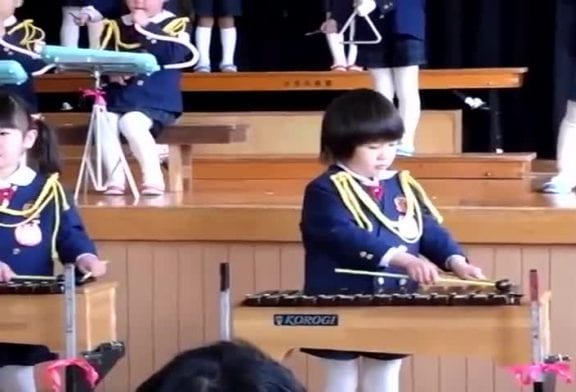 Enfant joue du xylophone