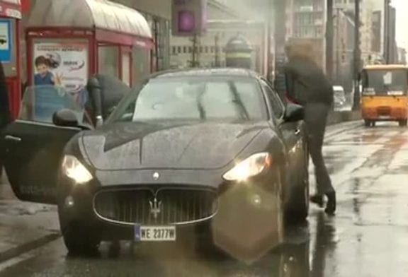 Accrochage d’une Maserati lors d’un reportage