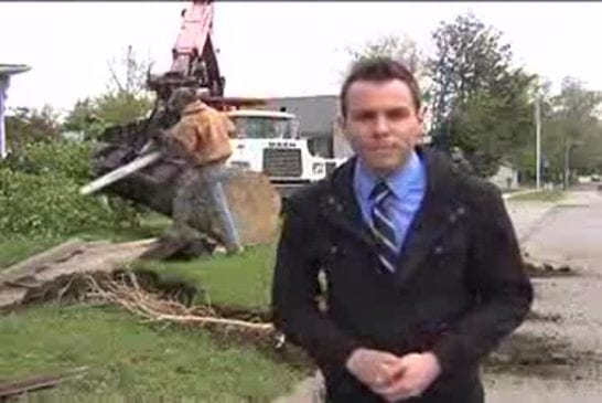 A deux doigts de se couper la téte en direct