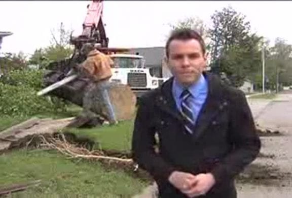 A deux doigts de se couper la téte en direct