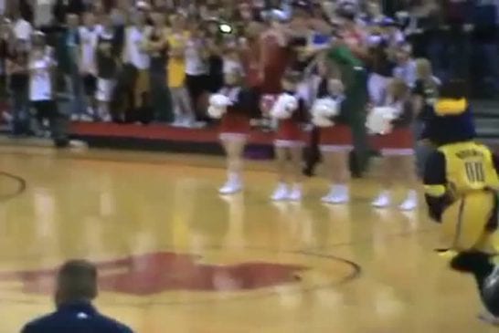 Boomer detruit un panier de basket