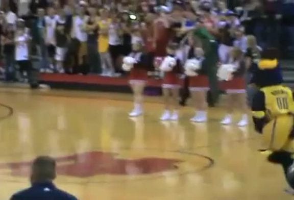 Boomer detruit un panier de basket