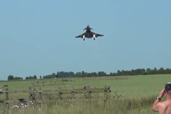 Avion de chasse Typhoon rase la tête des gens