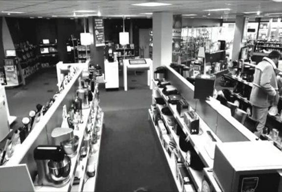 Comment voler une télé devant des caméras de surveillance
