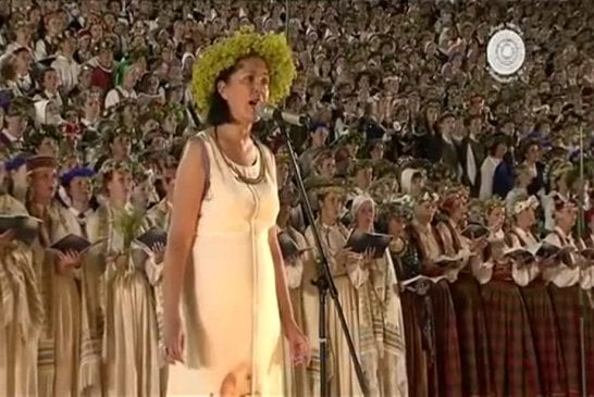 15000 personnes chantent ensemble durant un festival