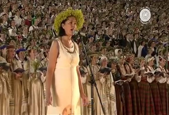 15000 personnes chantent ensemble durant un festival