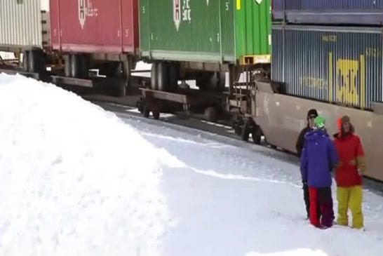 Sauts de Guy Moving en dessus d’un train en marche