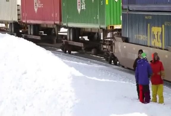 Sauts de Guy Moving en dessus d’un train en marche