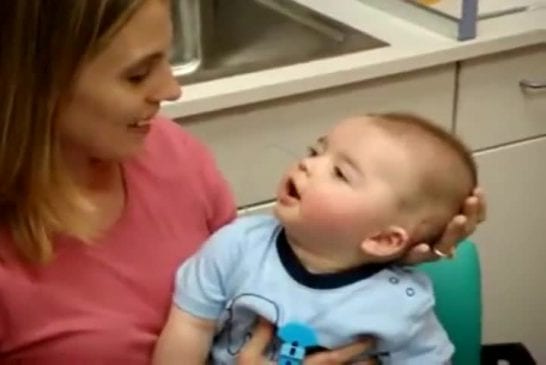 Bébé sourd de 8 mois entend pour la première fois