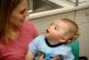 Bébé sourd de 8 mois entend pour la première fois