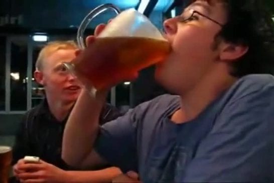 Ce mec boit 2 litres de bière en moins de 5 secondes