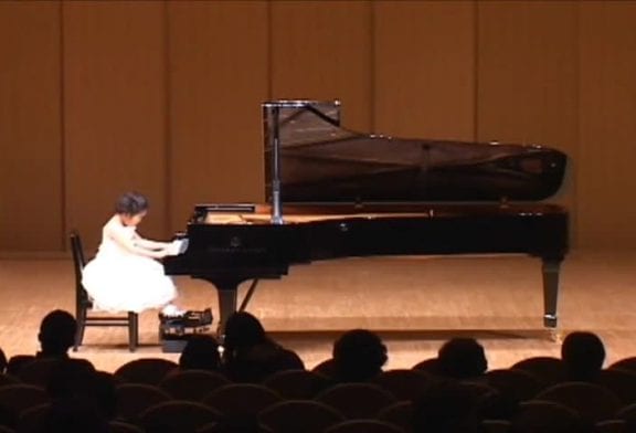 Incroyable joueuse de piano à seulement 6 ans