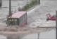 Le conducteur du bus 62 roule à travers les inondations