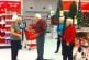 Des retraités tournent un clip dans un supermarché
