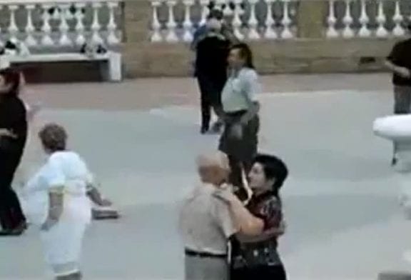 Des vieux se déchênent sur une chanson de Britney Spears