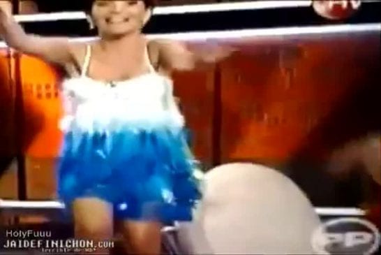 Elle chute sans culotte à la télévision chilienne