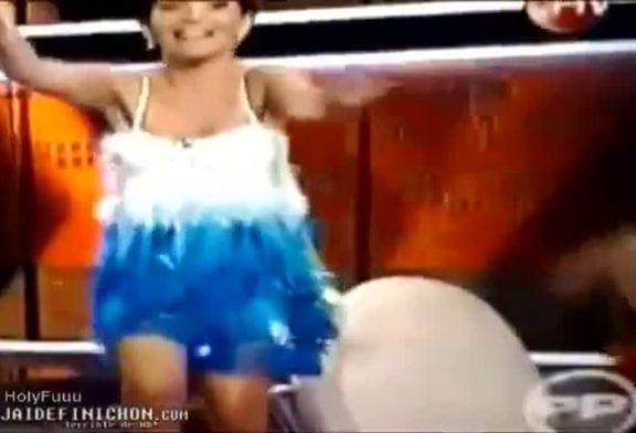 Elle chute sans culotte à la télévision chilienne