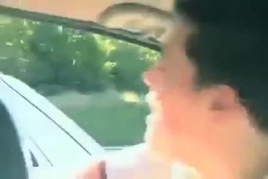 Elle montre ses seins et fait un accident