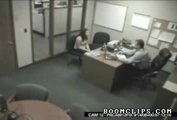 Elle pète un plomb dans le bureau de son chef