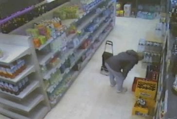 Encore une femme qui fait caca dans un supermarché
