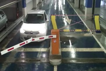 Femme Bulgare vs barrière de parking