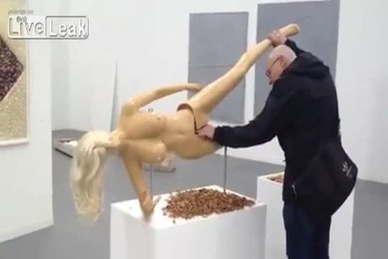 Femme casse noix