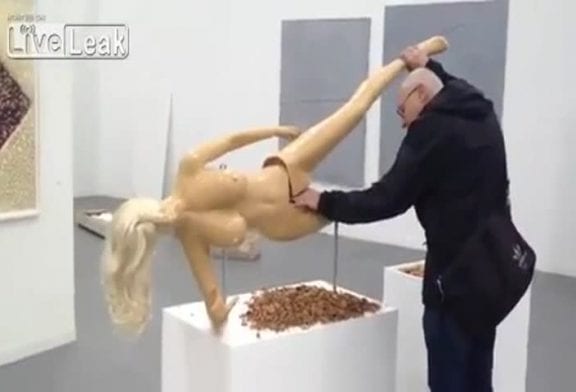 Femme casse noix