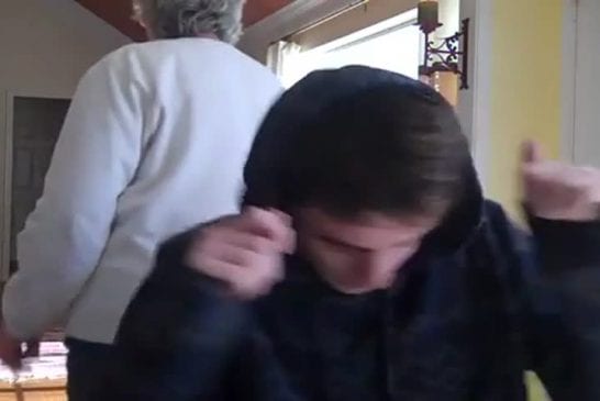 Il chante rack city de tyga avec sa grand mère
