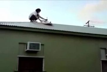 Il fait du surf sur le toit de sa maison