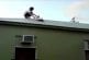 Il fait du surf sur le toit de sa maison
