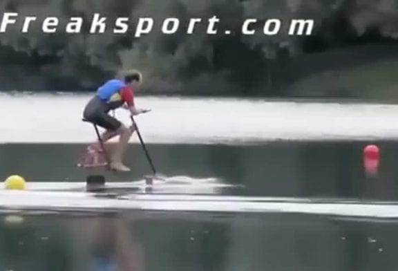 Il fait du vélo sur l’eau
