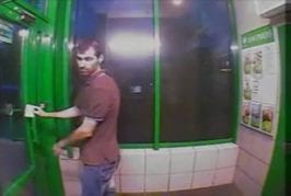 Il reste bloqué dans la banque