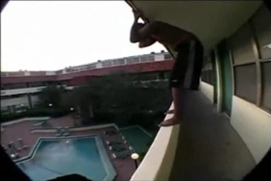 Il saute dans la piscine du balcon de sa chambre