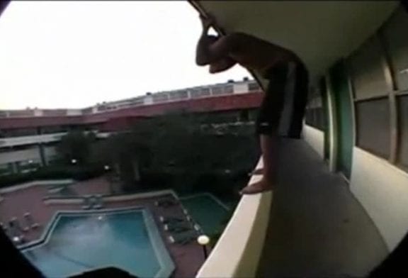 Il saute dans la piscine du balcon de sa chambre